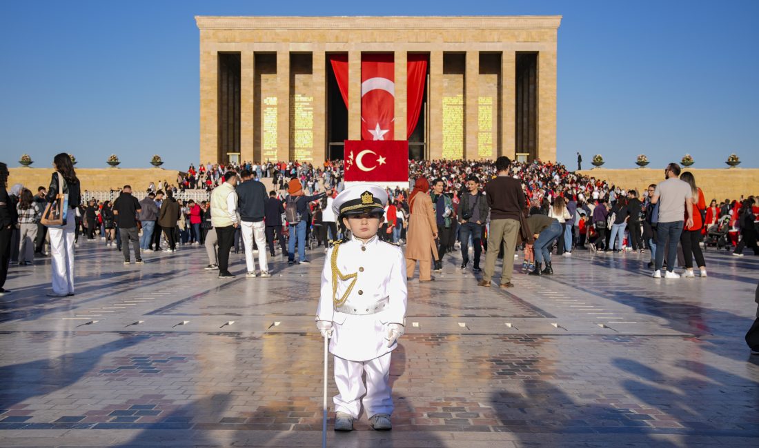 - İlgiyle izlediği askerlerin hareketlerini ezberleyen 3 yaşındaki Barskan, Anıtkabir'de