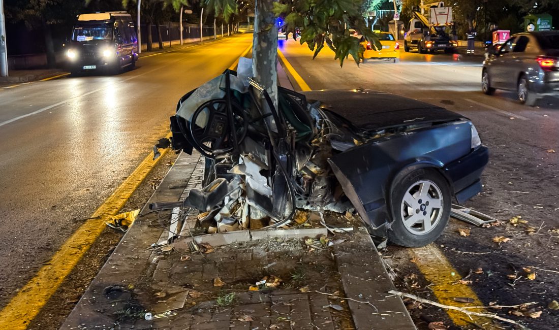 ANKARA (AA) – Ankara'nın Çankaya ilçesinde ağaca çarpan otomobildeki 2