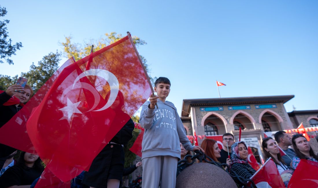 - Atatürk Bulvarı'nda toplanan vatandaşlar, TBMM önünden Ulus'taki Birinci Meclis'e