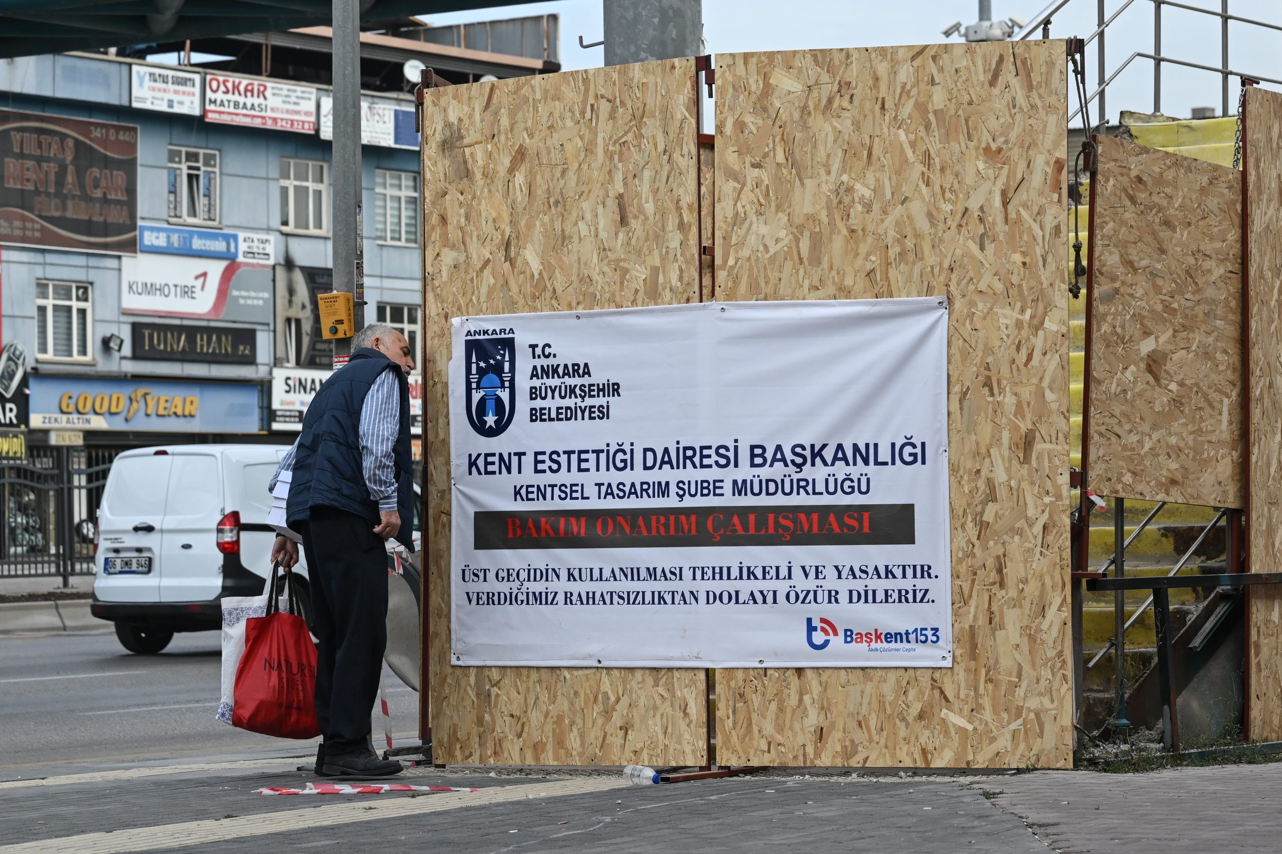 - Tehlikeye aldırmayan vatandaşlar, güvenlik kamerasına yansıyan görüntülerde moloz yığınları