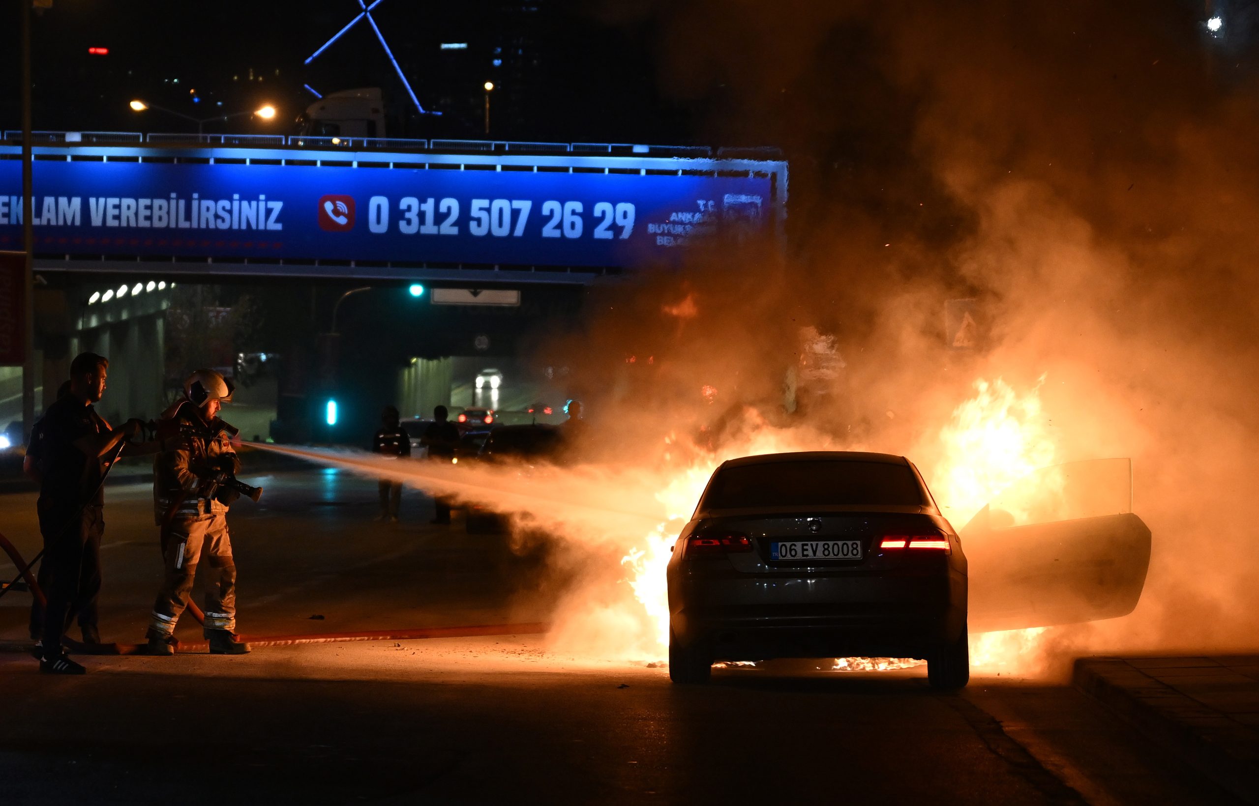 ANKARA (AA) – Başkentte seyir halindeki otomobilin motor kısmında çıkan