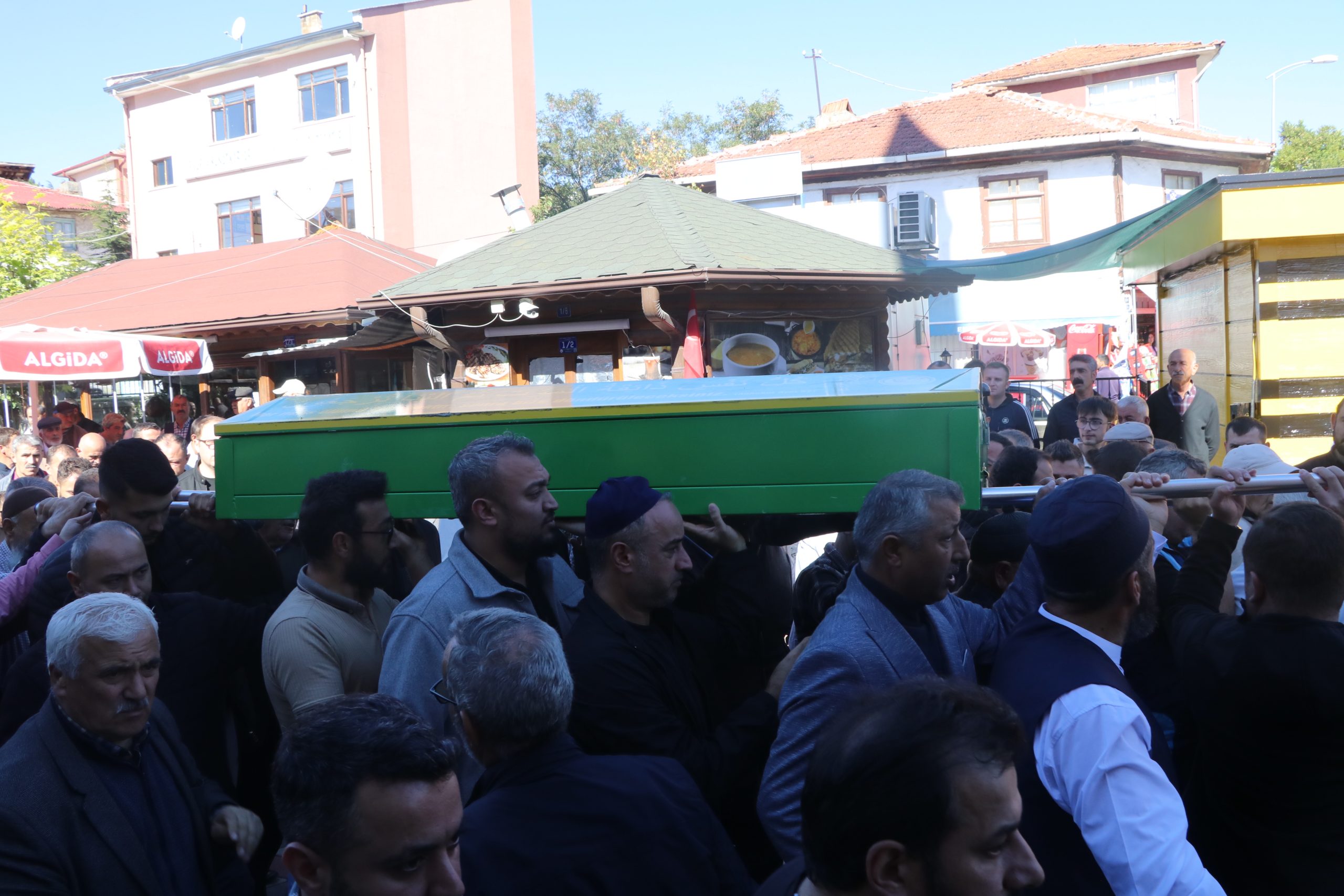 - Cenaze namazını, çocuğun imam olan babası kıldırdı