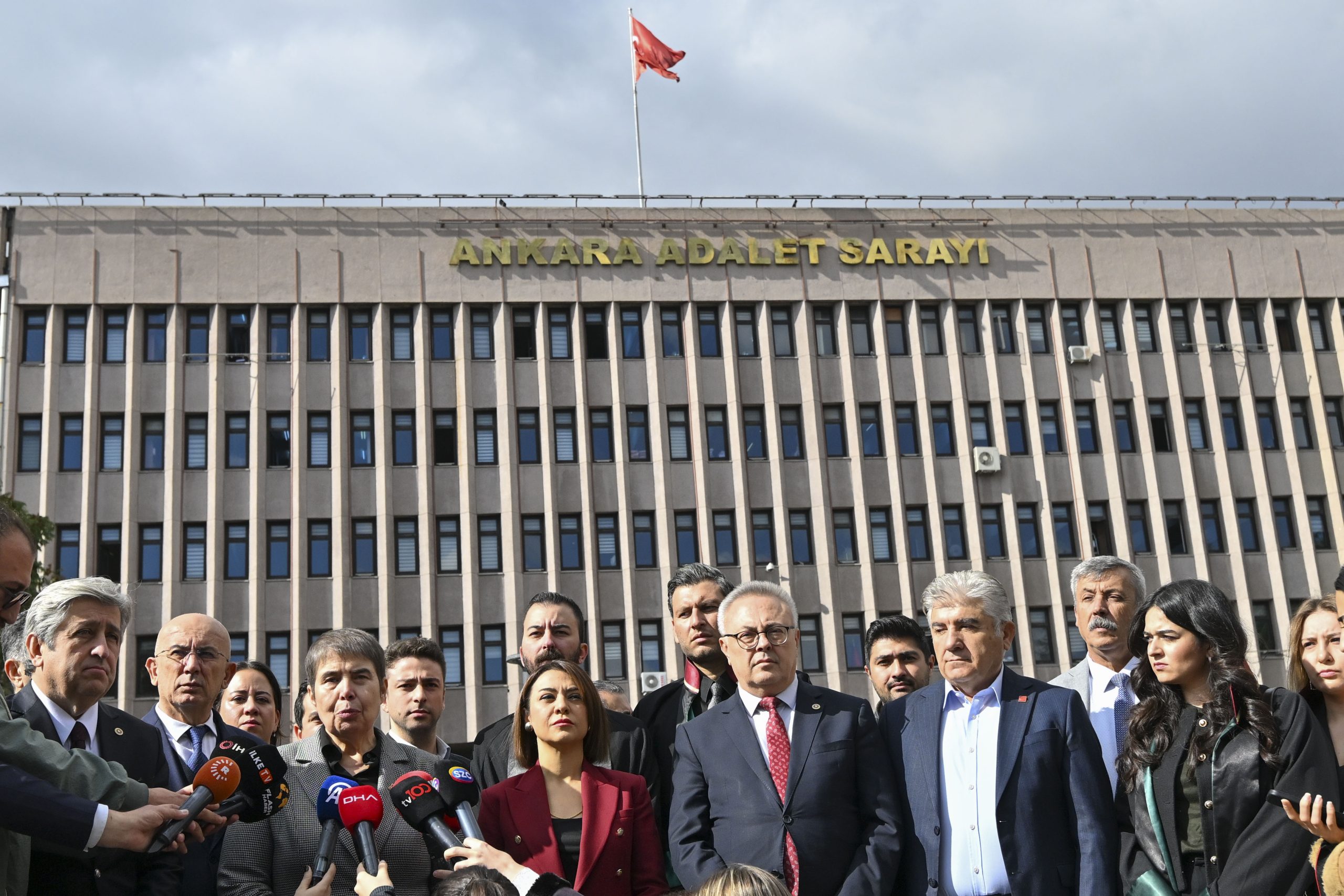 - Genel başkan yardımcıları Gamze Taşcıer ve Zeliha Aksaz Şahbaz,