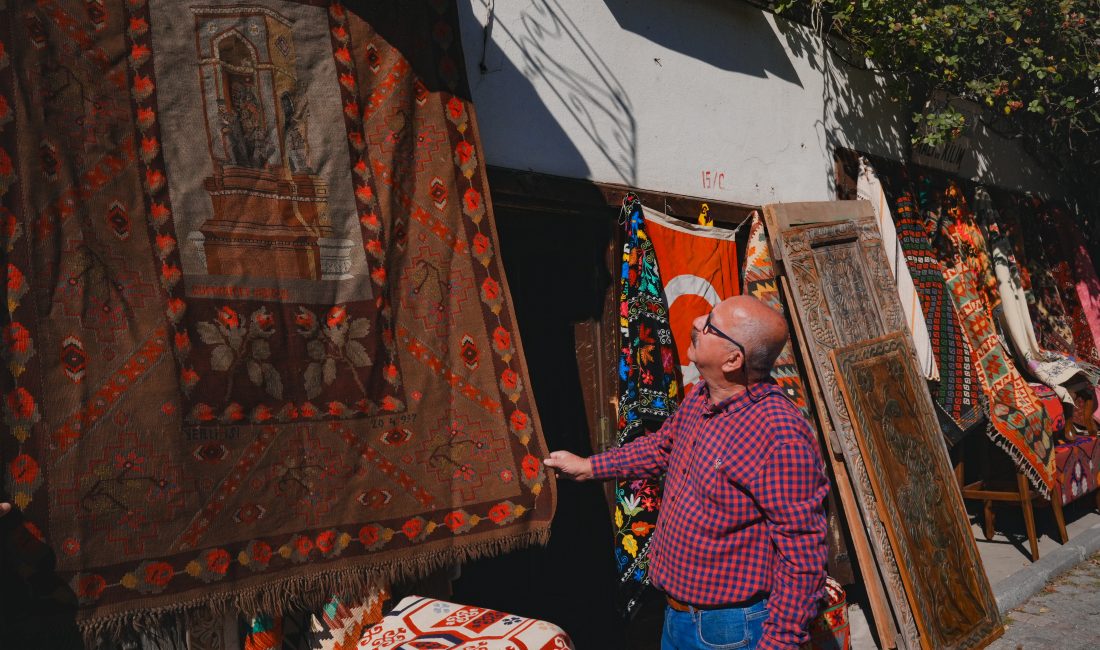 - Halı ve kilim dokumacısı Ahmet Geyiklioğlu, üzerinde Taksim Cumhuriyet