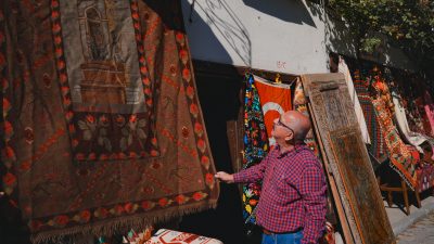- Halı ve kilim dokumacısı Ahmet Geyiklioğlu, üzerinde Taksim Cumhuriyet