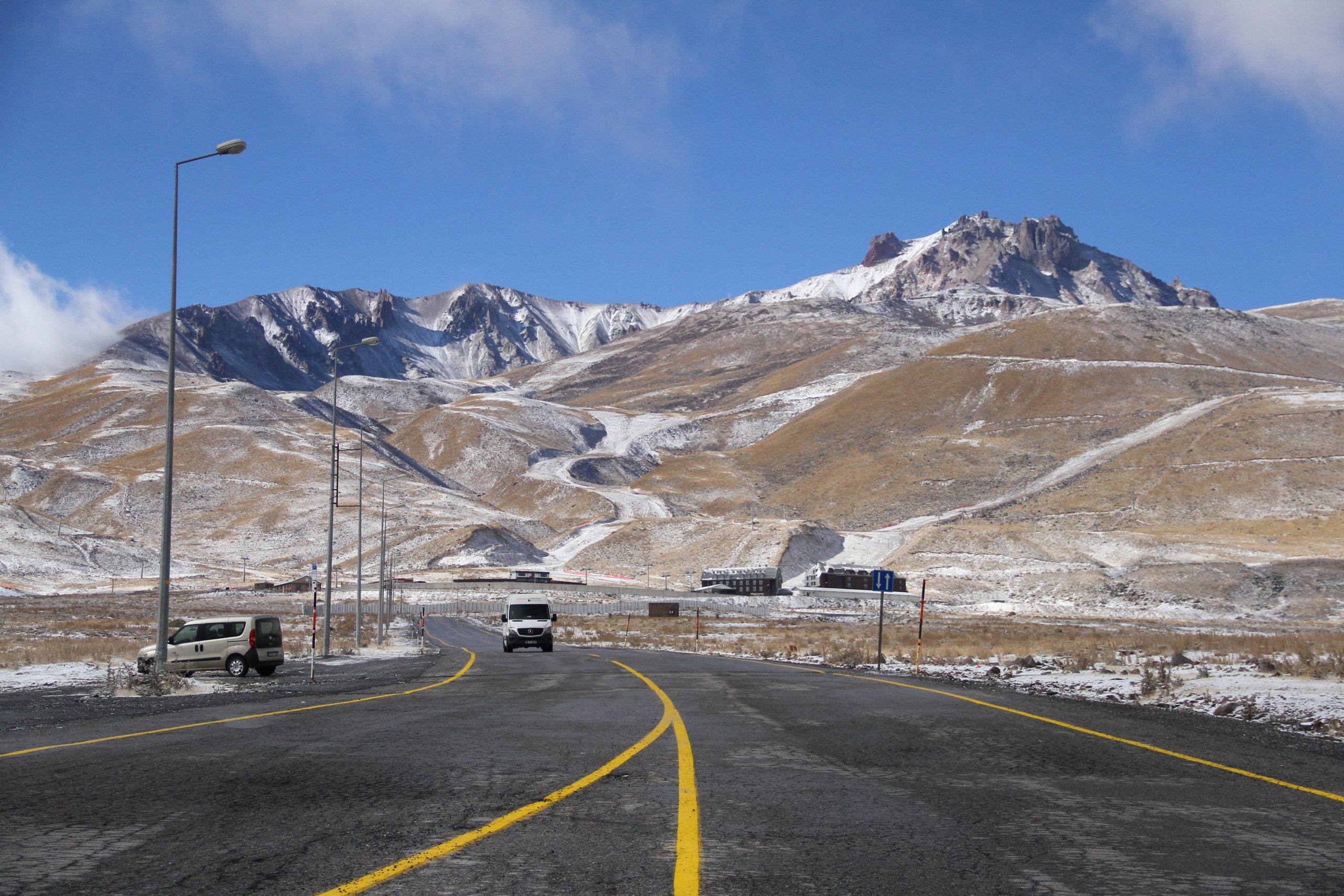 KAYSERİ (AA) – Türkiye'nin önemli kış turizm merkezlerinden Erciyes'e kar
