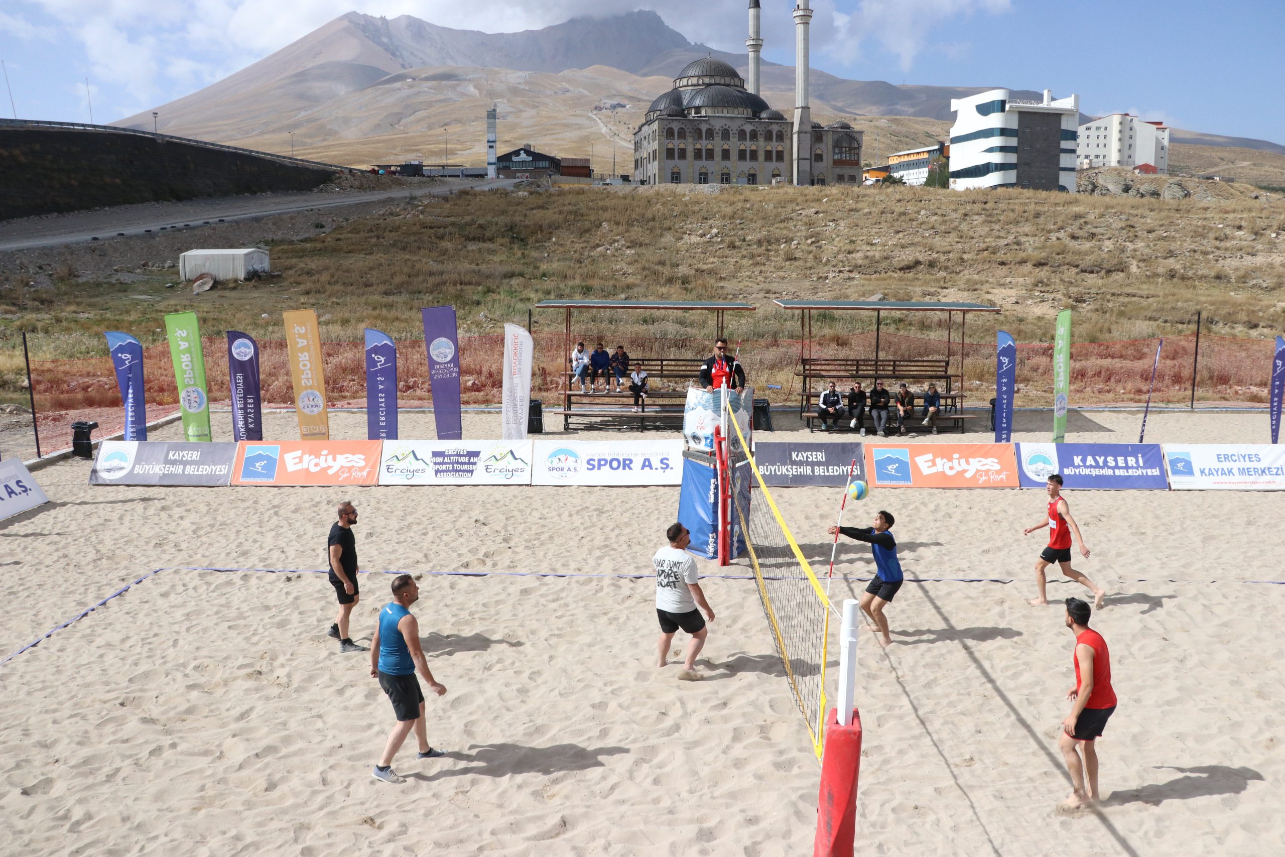KAYSERİ (AA) – Erciyes Kayak Merkezi'nin ev sahipliği yaptığı ve