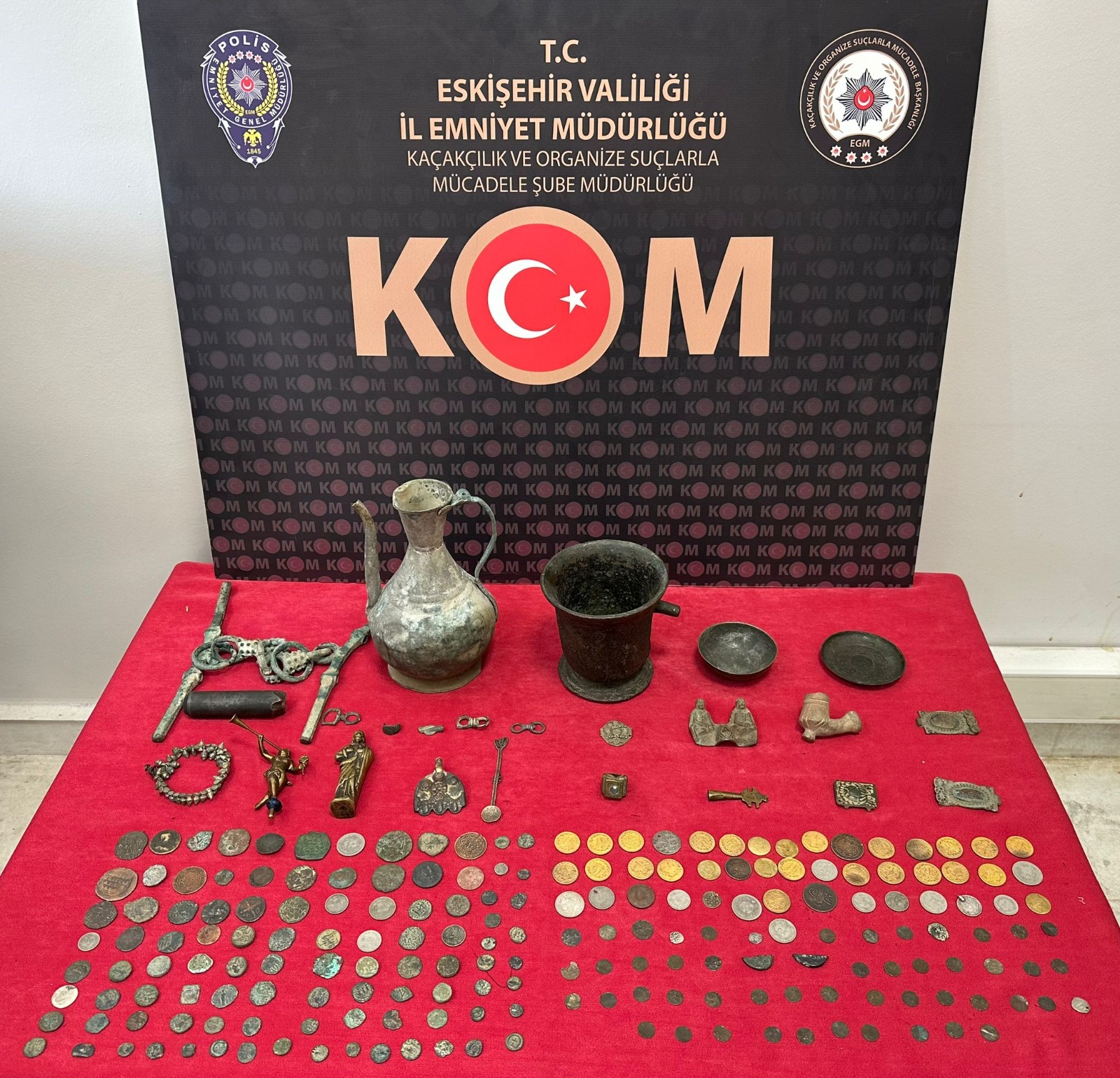 ESKİŞEHİR (AA) – Eskişehir'de düzenlenen tarihi eser operasyonunda, 197 sikke