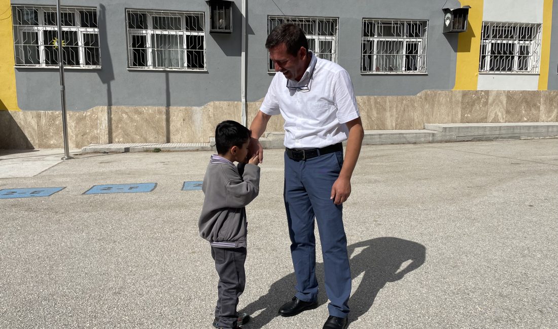 - Avukat Şahap Demirer İlkokulunda öğretmen Renan Karabulut'un 2'nci sınıf