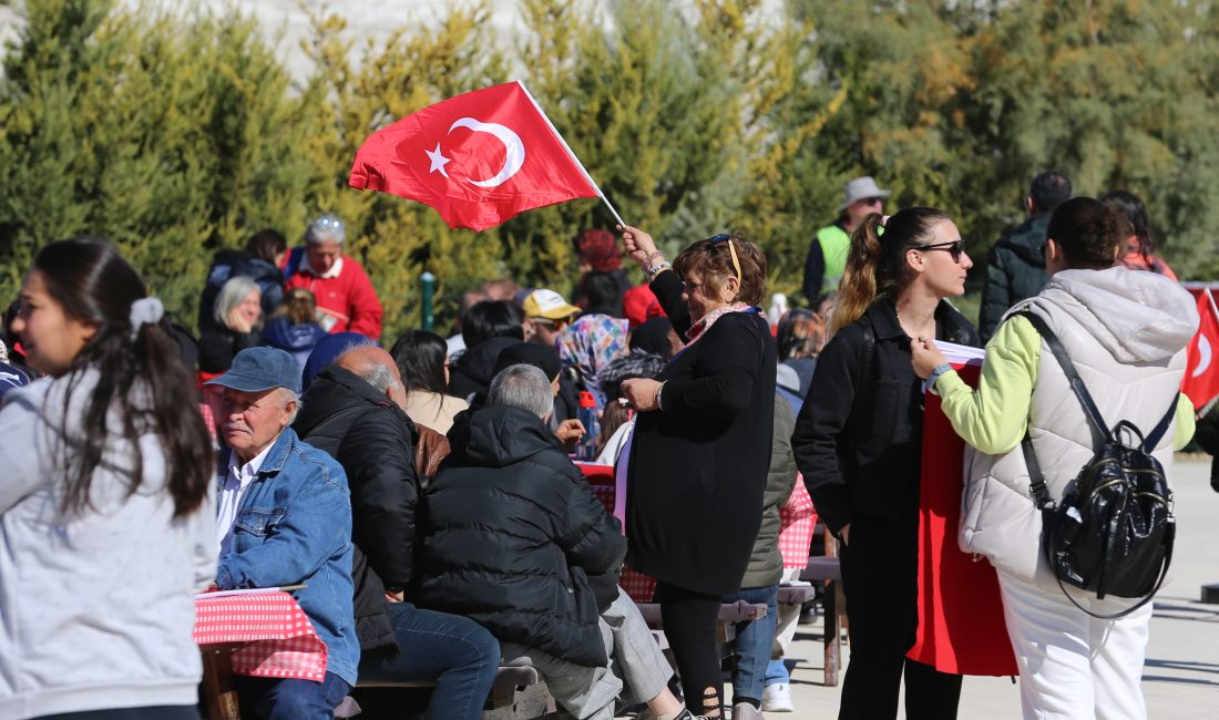 - Sivrihisar Havacılık Merkezine ait tesislerdeki geleneksel "Cumhuriyet Fotoğrafı" etkinliğinde