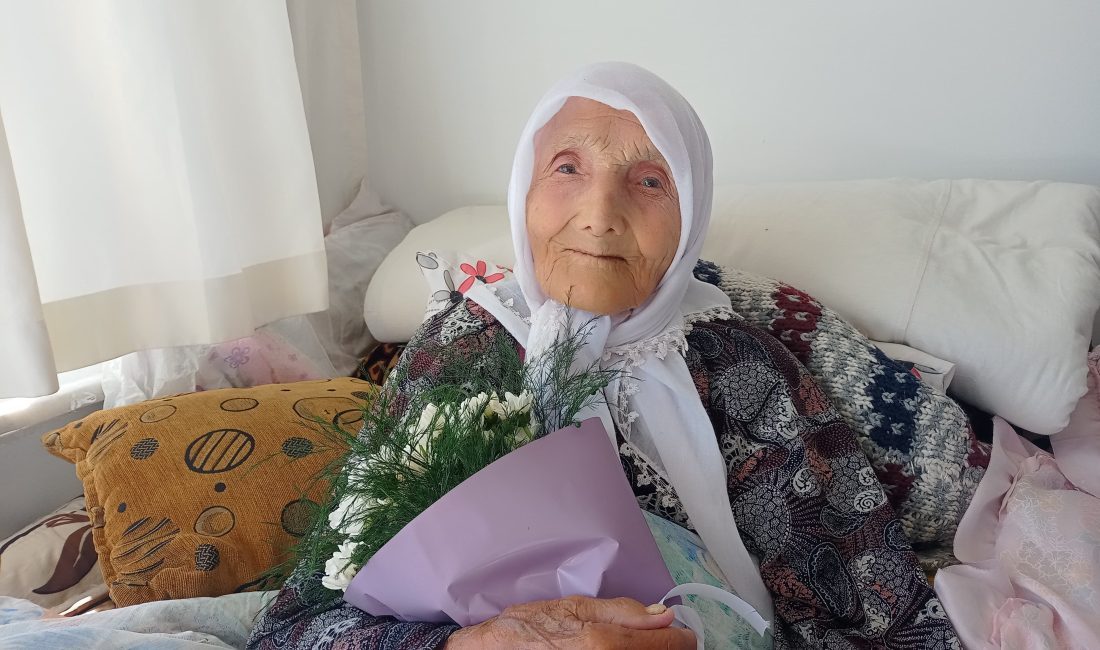 KARAMAN (AA) – Karaman'da sağlık ekiplerince 100 yaşına giren Emine