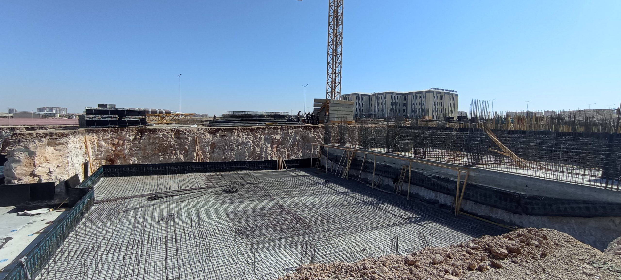 KARAMAN (AA) – Karaman'da çalıştığı inşaattan beton zemine düşen işçi