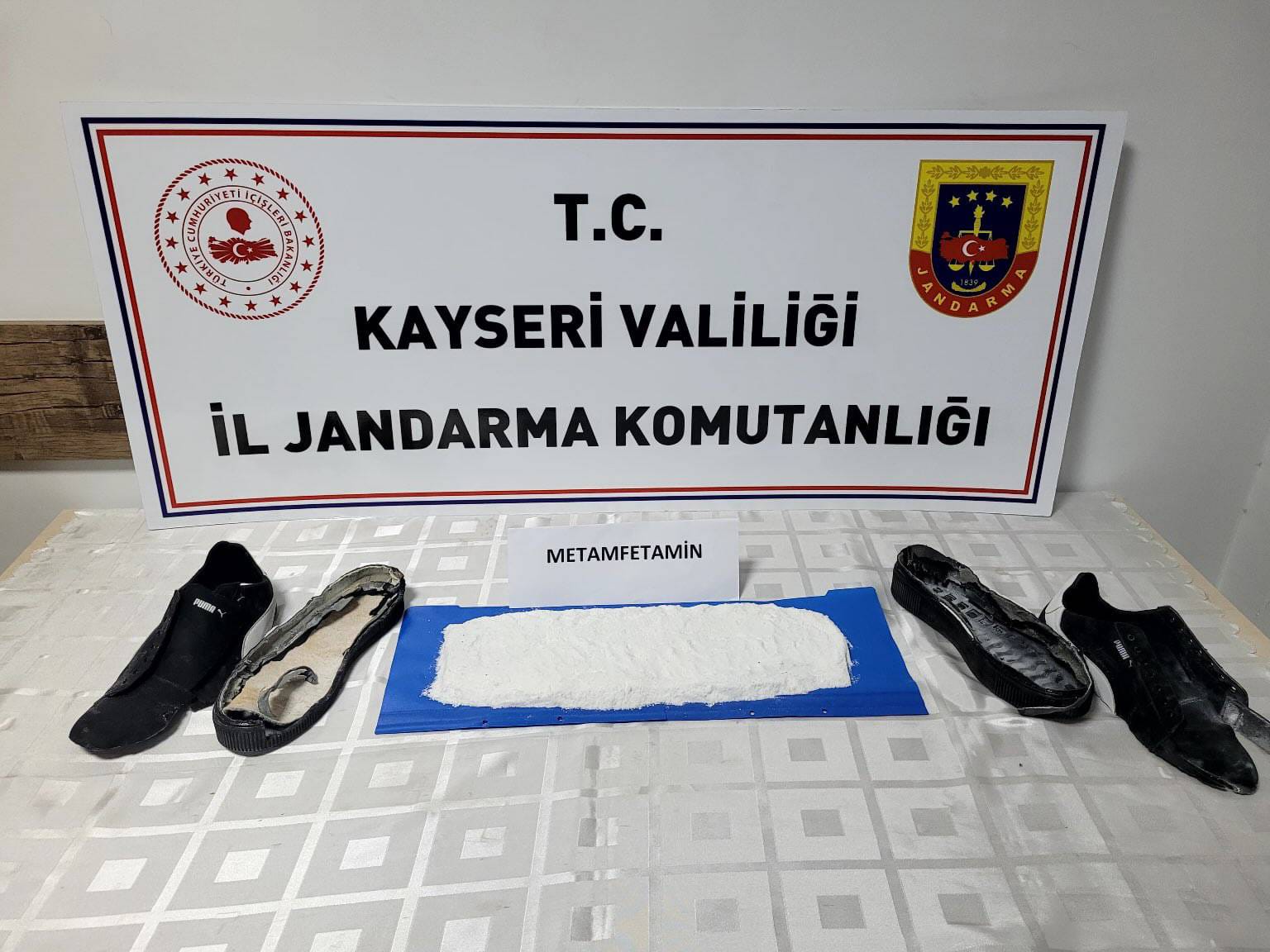KAYSERİ (AA) – Kayseri'de ayakkabı tabanına uyuşturucu madde gizleyen yabancı