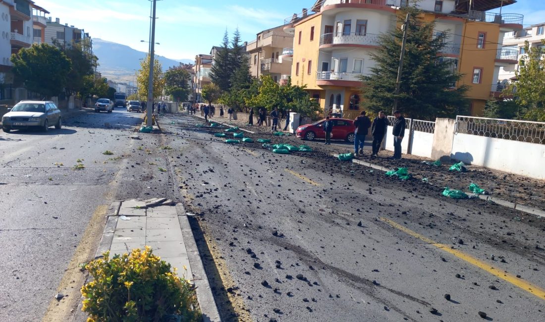 KAYSERİ (AA) – Kayseri'nin Develi ilçesinde kömür yüklü kamyonun otomobile