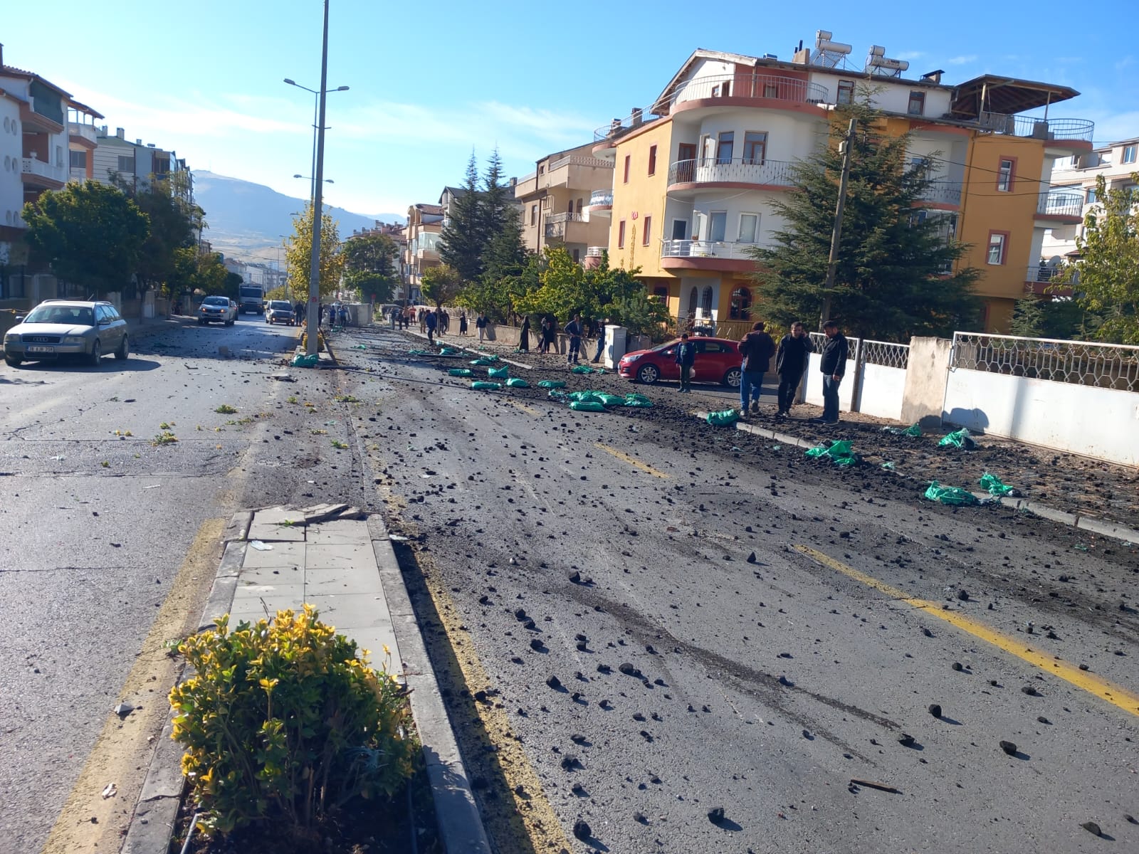 KAYSERİ (AA) – Kayseri'nin Develi ilçesinde kömür yüklü kamyonun otomobile