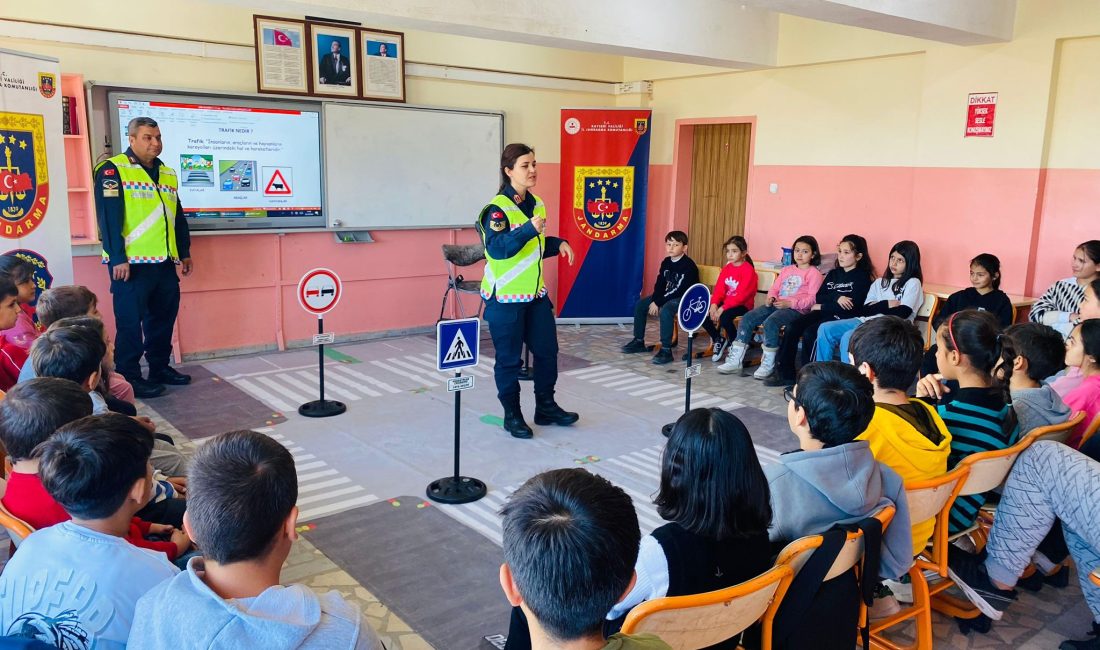 KAYSERİ (AA) – Kayseri'de jandarma ekipleri, 246 öğrenciye trafik eğitimi