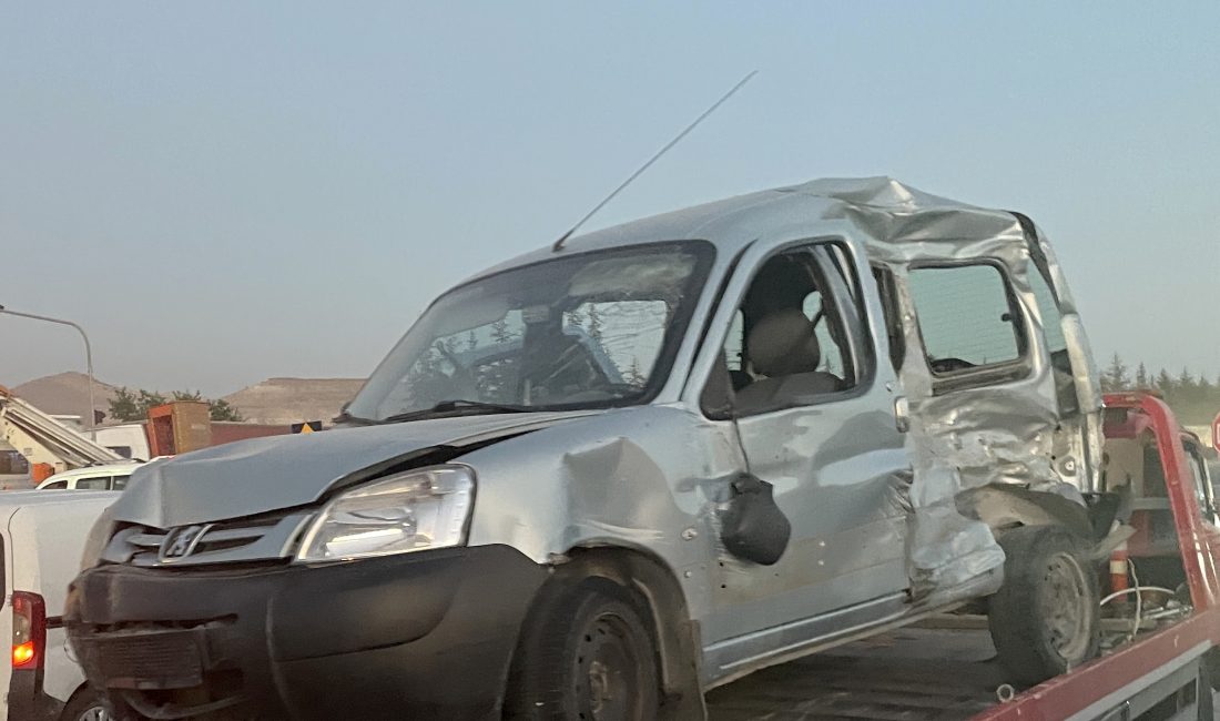 KAYSERİ (AA) – Kayseri'de kamyon ile çarpışan hafif ticari araçta