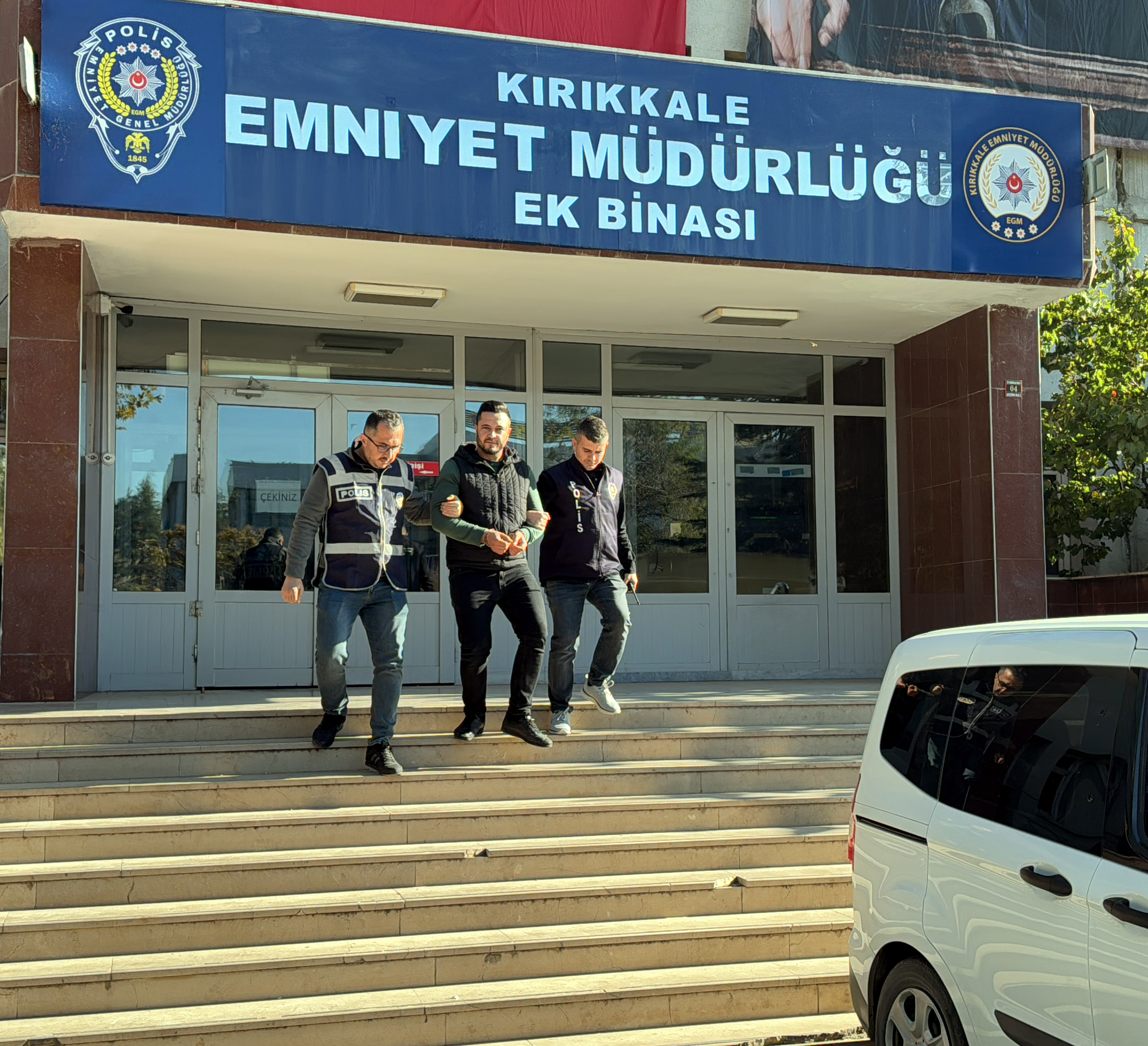 KIRIKKALE (AA) – Kırıkkale'de boşanma aşamasındaki karısını tabancayla yaralayan şüpheli