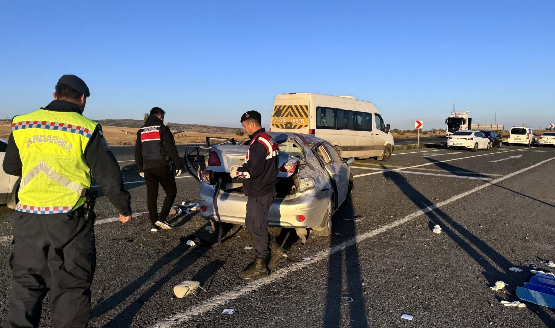 KIRIKKALE (AA) – Kırıkkale'nin Delice ilçesinde devrilen otomobildeki anne ve