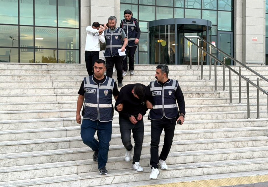 KIRIKKALE (AA) – Kırıkkale'de bir kuyumcuyu dolandırdıkları iddiasıyla yakalanan 1'i