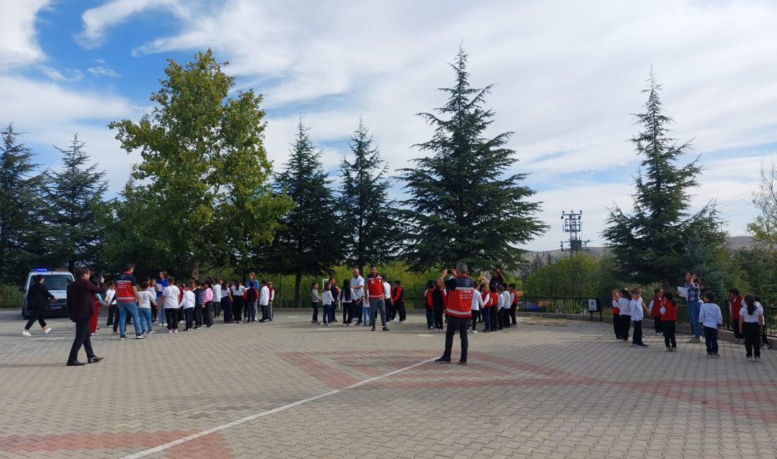 KIRŞEHİR (AA) – Kırşehir'de deprem tatbikatı gerçekleştirildi. Valilikten yapılan yazılı