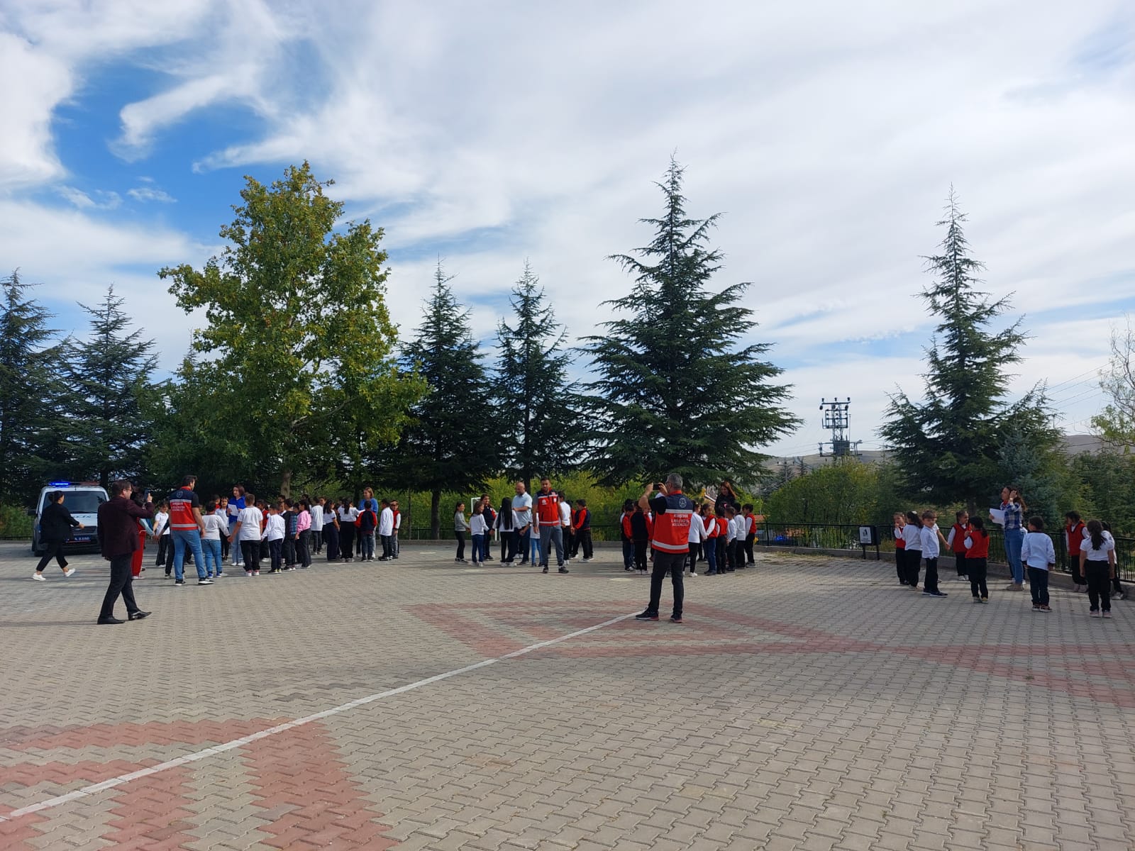 KIRŞEHİR (AA) – Kırşehir'de deprem tatbikatı gerçekleştirildi. Valilikten yapılan yazılı
