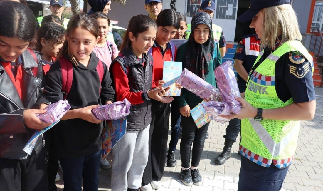 KIRŞEHİR (AA) – Kırşehir'de jandarma ekipleri ilkokul öğrencilerine jandarma mesleğini