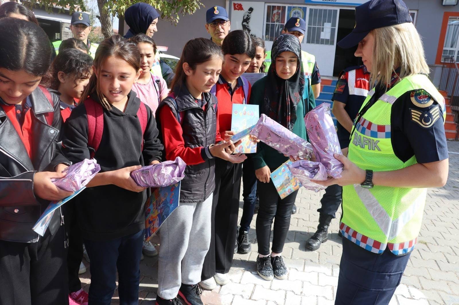 KIRŞEHİR (AA) – Kırşehir'de jandarma ekipleri ilkokul öğrencilerine jandarma mesleğini
