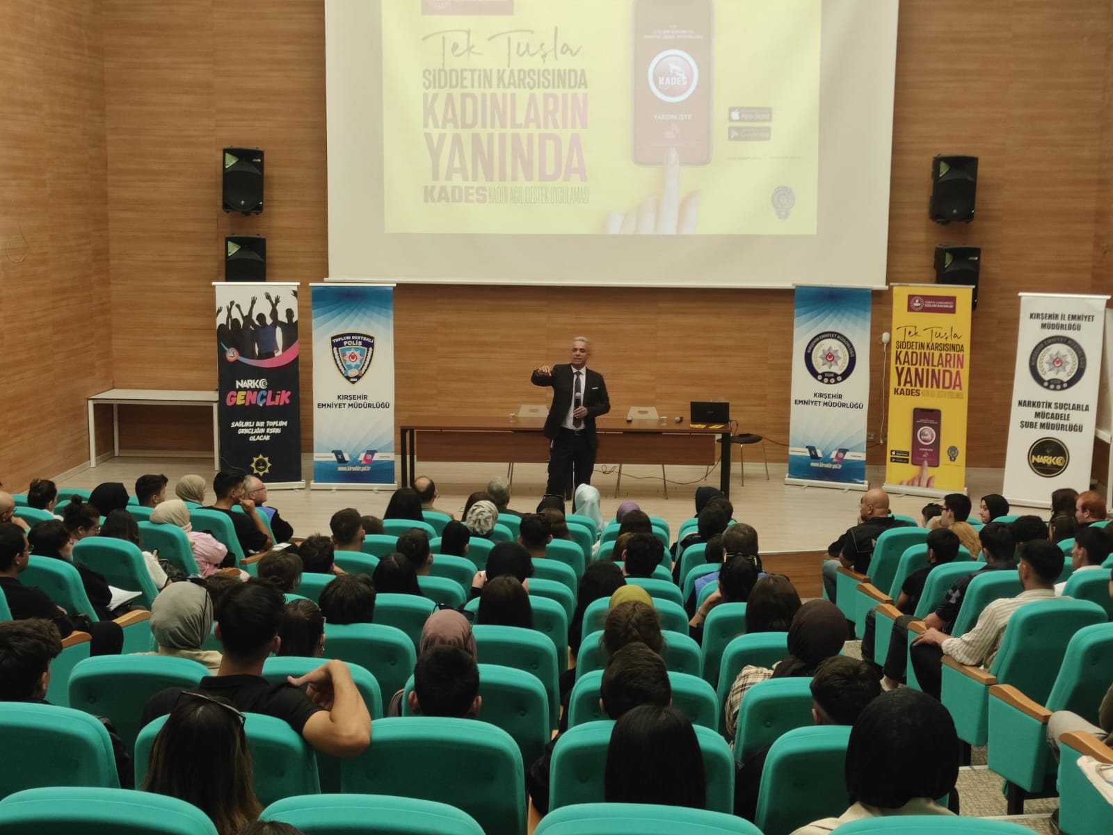 KIRŞEHİR (AA) – Kırşehir Emniyet Müdürlüğü ekipleri tarafından "Biliyorum Güvendeyim