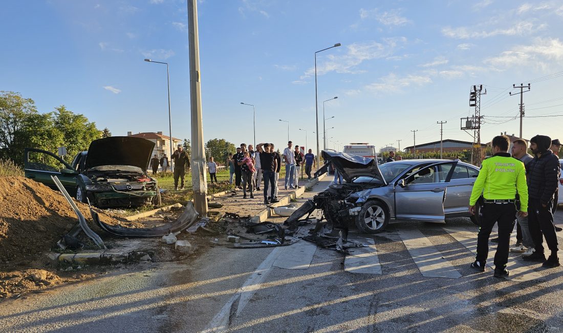 KONYA (AA) – Konya'nın Kulu ilçesinde iki otomobilin çarpışması sonucu