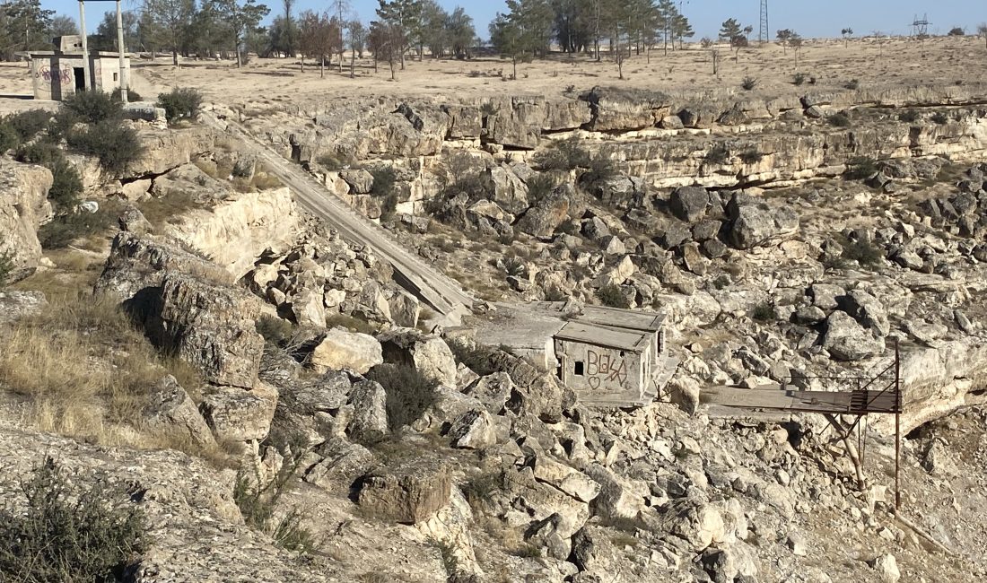 - Çumra ilçesinde 325 metre yüzey çapı ve jeolojik yapısıyla