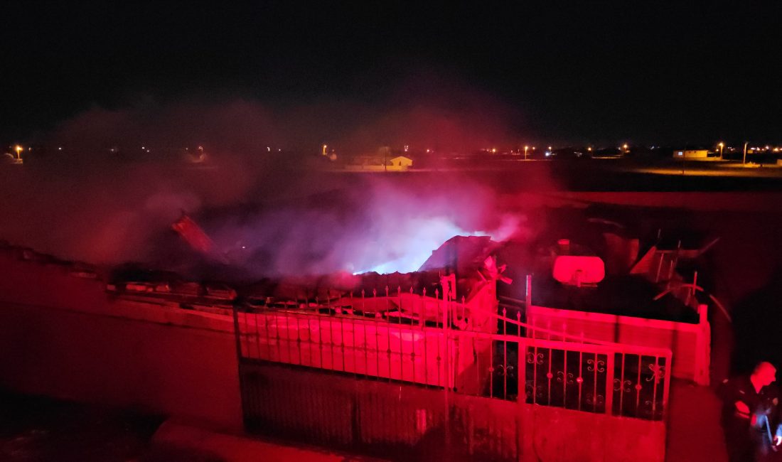 KONYA (AA) – Konya'nın Kulu ilçesinde bir ağıl yandı. İlçe