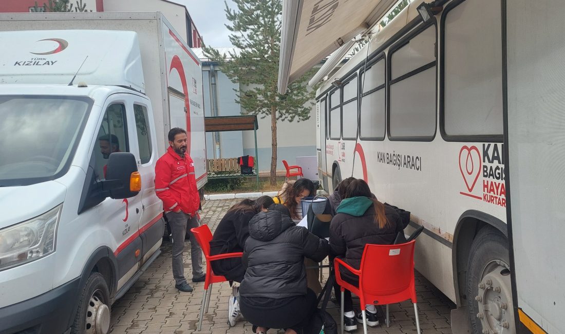 SİVAS (AA) – Sivas'ın Şarkışla ilçesinde üniversite öğrencileri Türk Kızılay'a
