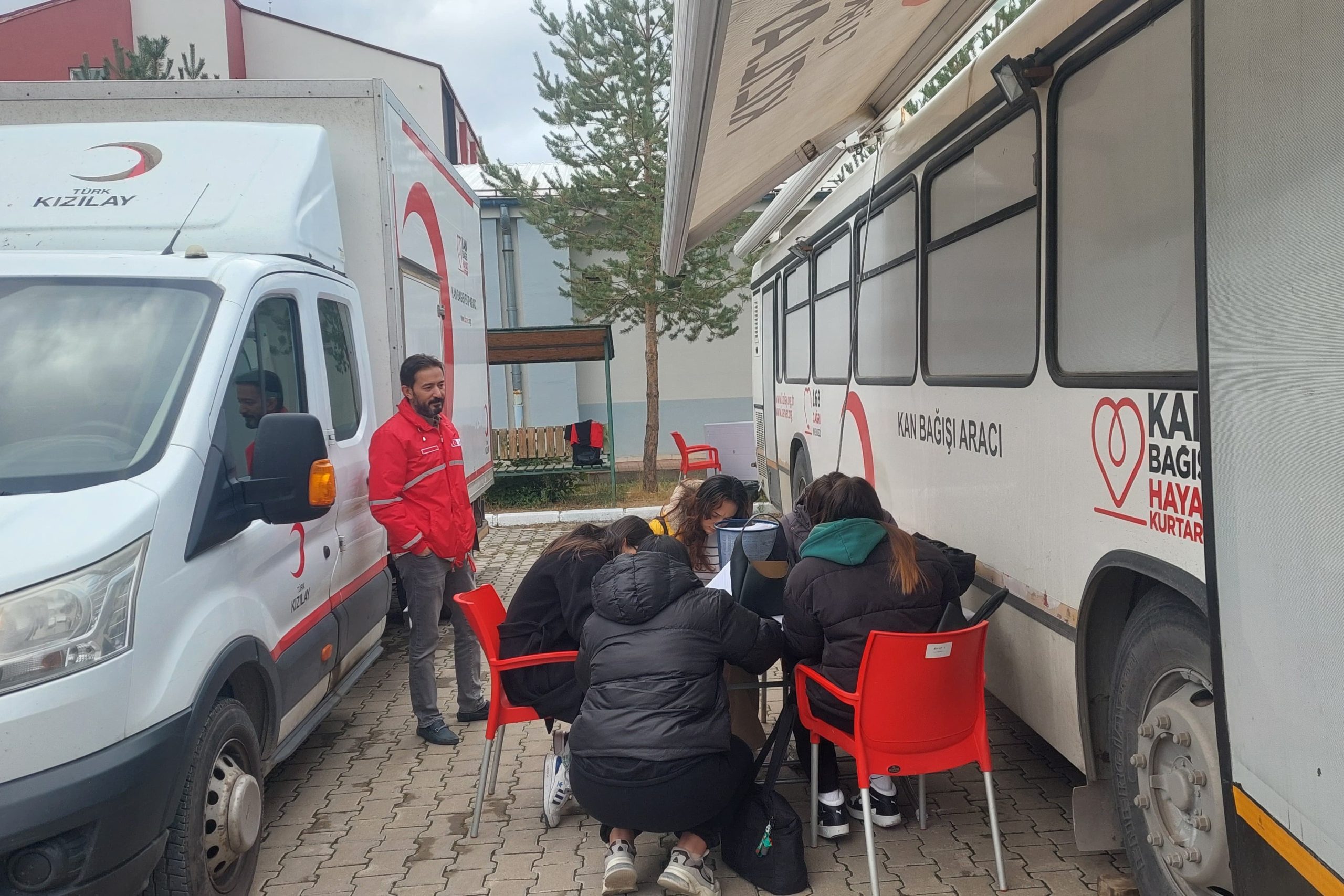 SİVAS (AA) – Sivas'ın Şarkışla ilçesinde üniversite öğrencileri Türk Kızılay'a