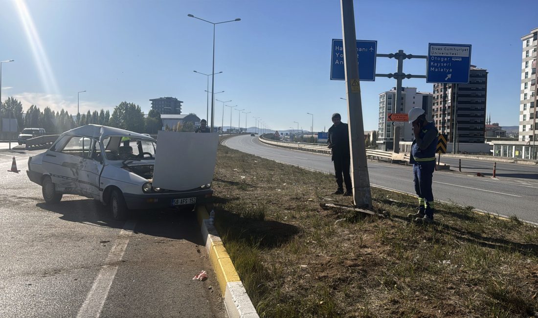 SİVAS (AA) – Sivas'ta otomobilin aydınlatma direğine çarpması sonucu 2