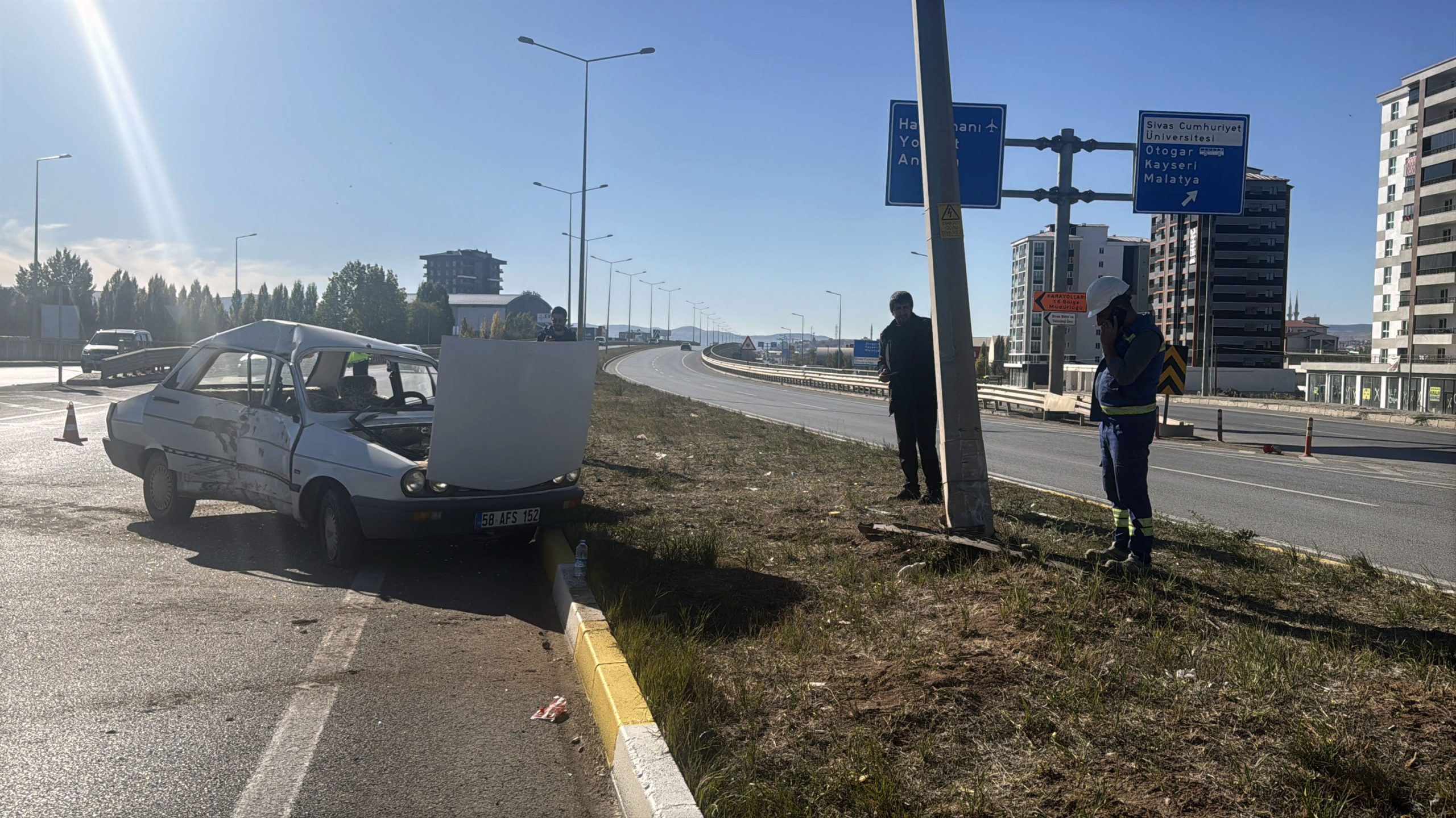 SİVAS (AA) – Sivas'ta otomobilin aydınlatma direğine çarpması sonucu 2