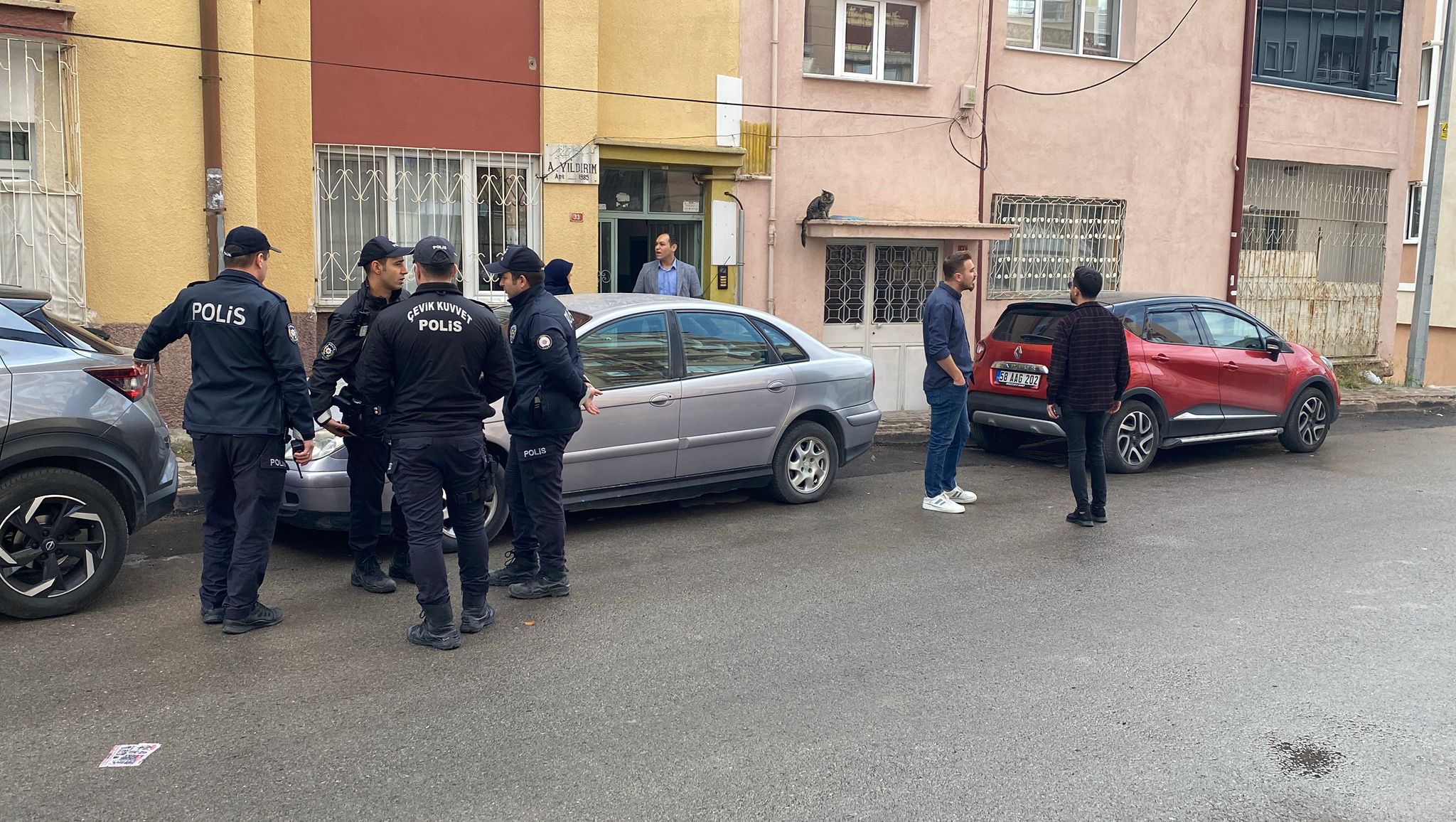 SİVAS (AA) – Sivas'ta emekli öğretmen, tartıştığı baba ve oğlu