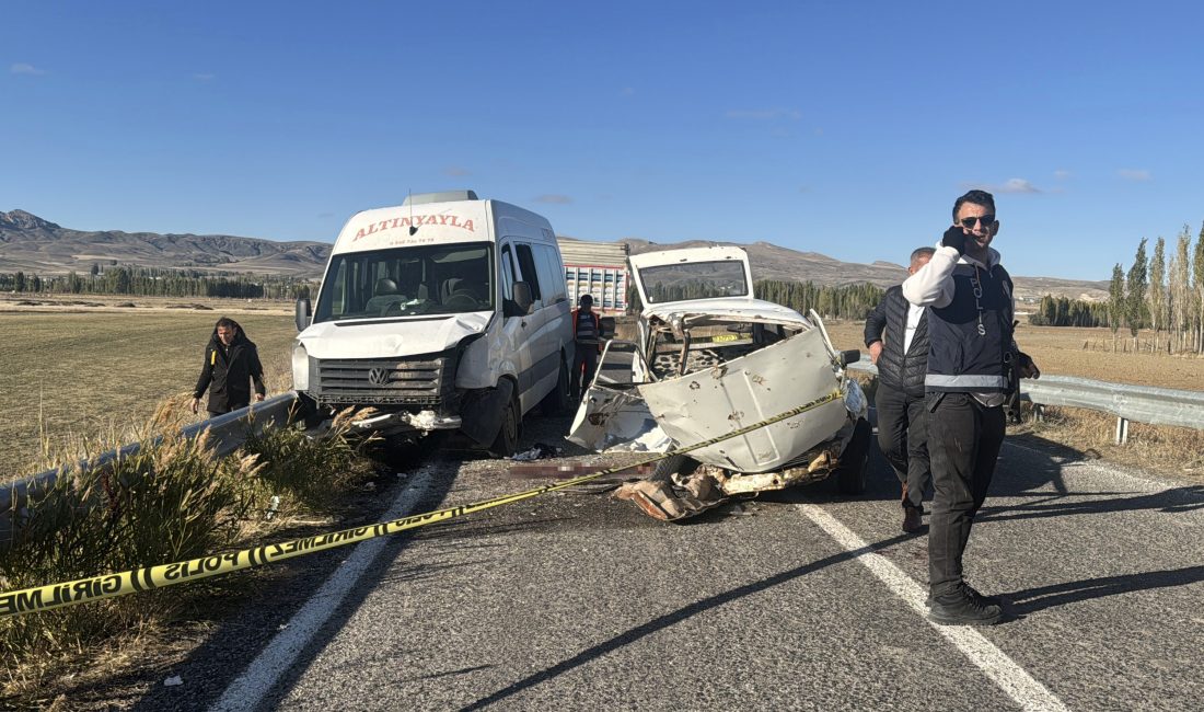 SİVAS (AA) – Sivas'ın Altınyayla ilçesinde yolcu minibüsüyle otomobilin çarpışması