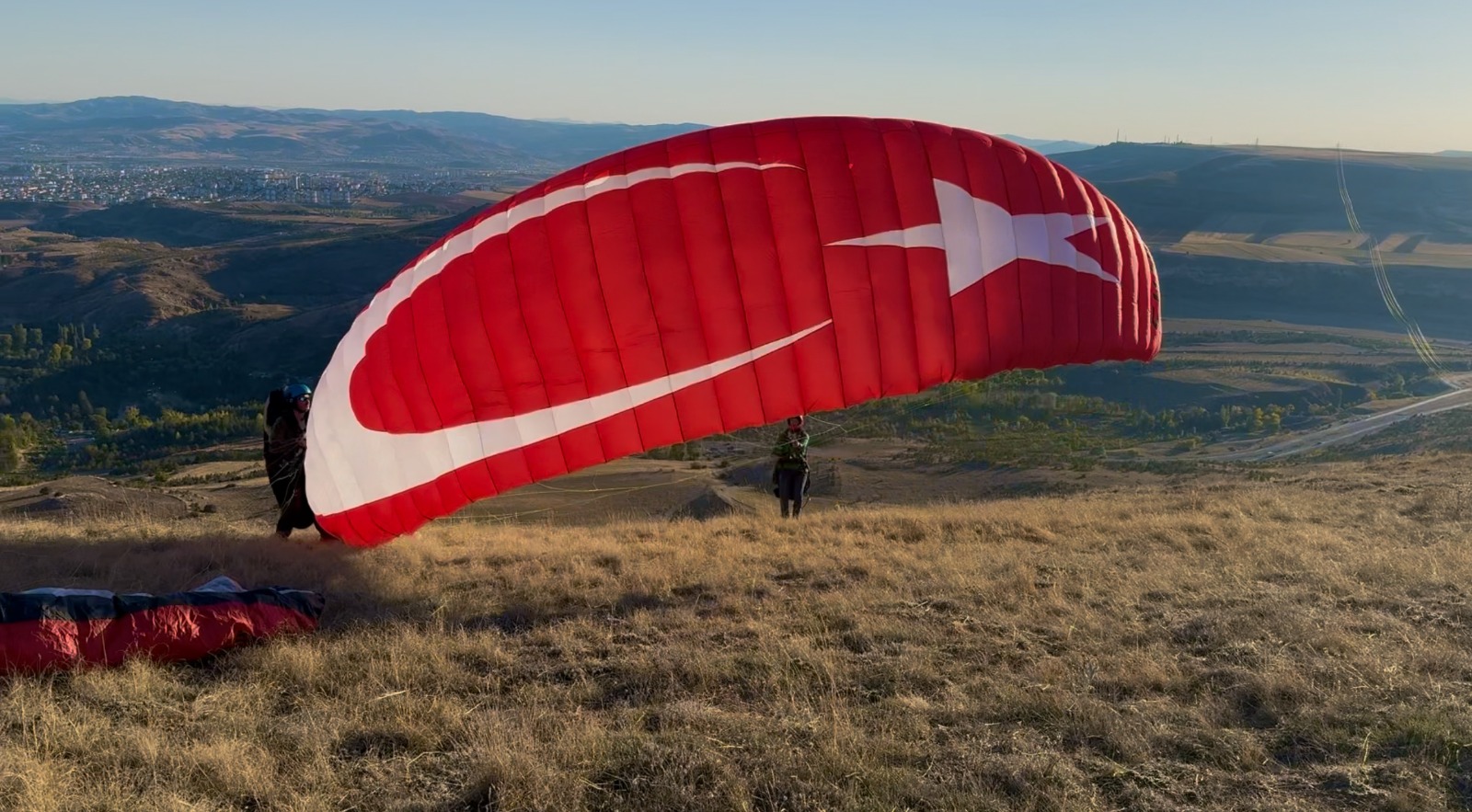 SİVAS (AA) – Sivas'ta bir grup yamaç paraşütü sporcusu, İsrail'in