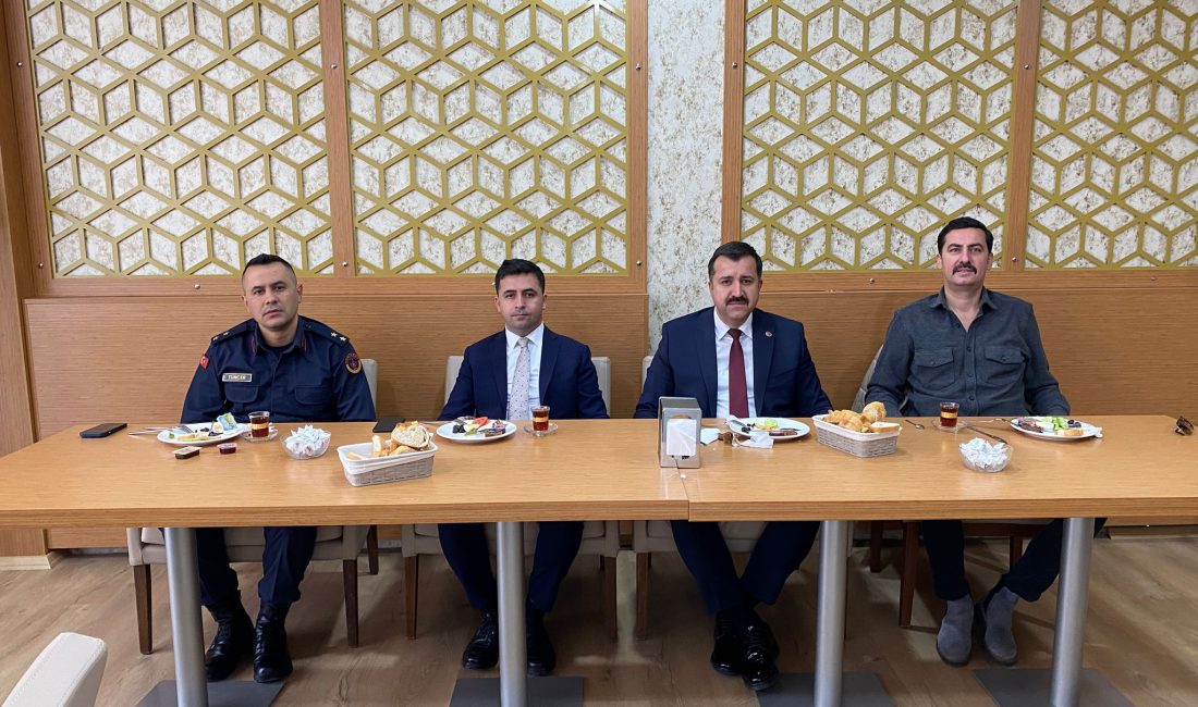 SİVAS (AA) – Suşehri Kaymakamı Mahmut Fazlı Yıldız, muhtarlarla toplantı