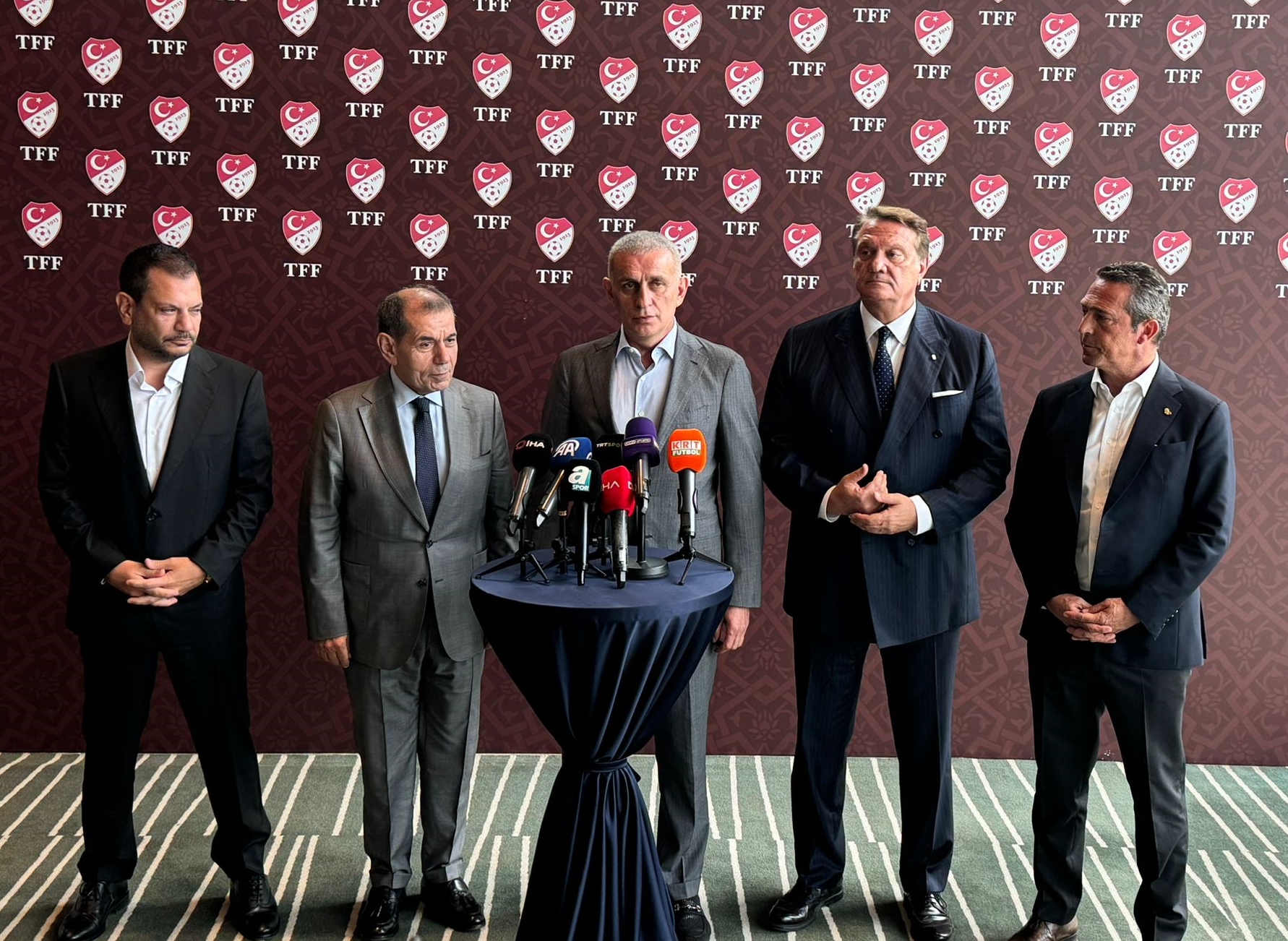 - İbrahim Hacıosmanoğlu, Fenerbahçe, Galatasaray, Beşiktaş ve Trabzonspor başkanlarıyla bir