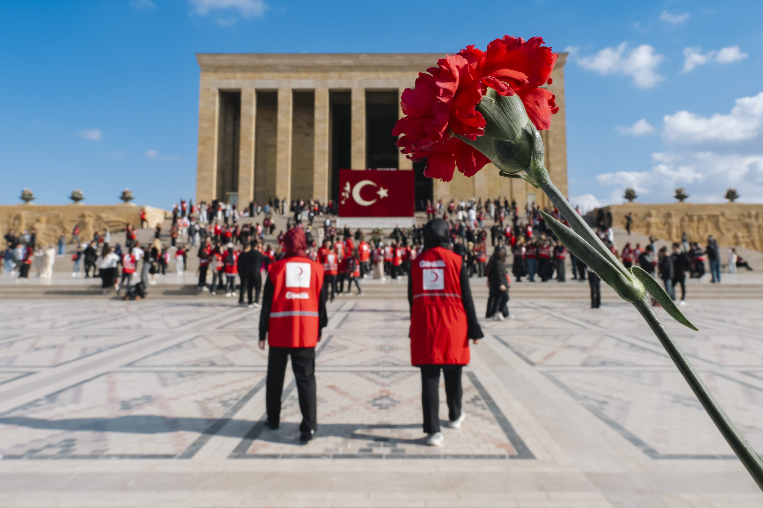 ANKARA (AA) – Türk Kızılay gönüllüleri Cumhuriyet'in 101'inci kuruluş yıl