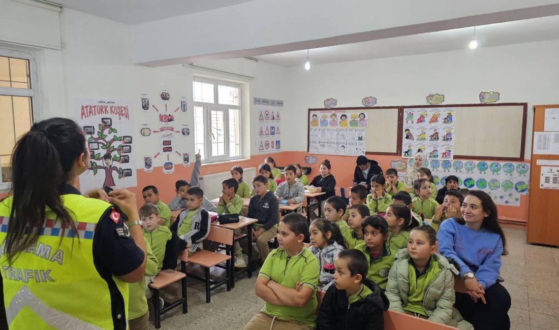 YOZGAT (AA) – Yozgat İl Jandarma Komutanlığı ekiplerince öğrencilere trafik