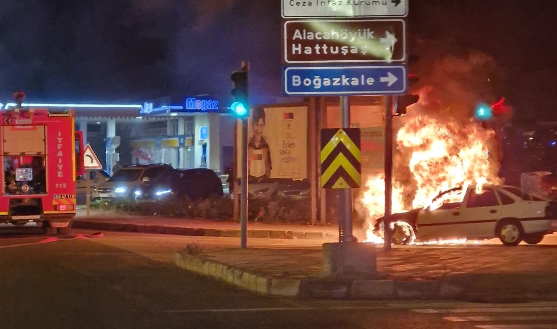 YOZGAT (AA) – Yozgat'ta seyir halindeyken motor kısmı alev alan