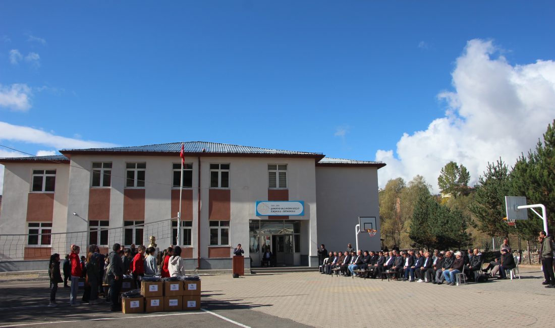 SİVAS (AA) – Sivas'ın Zara ilçesinde öğrencilere kıyafet ve kırtasiye