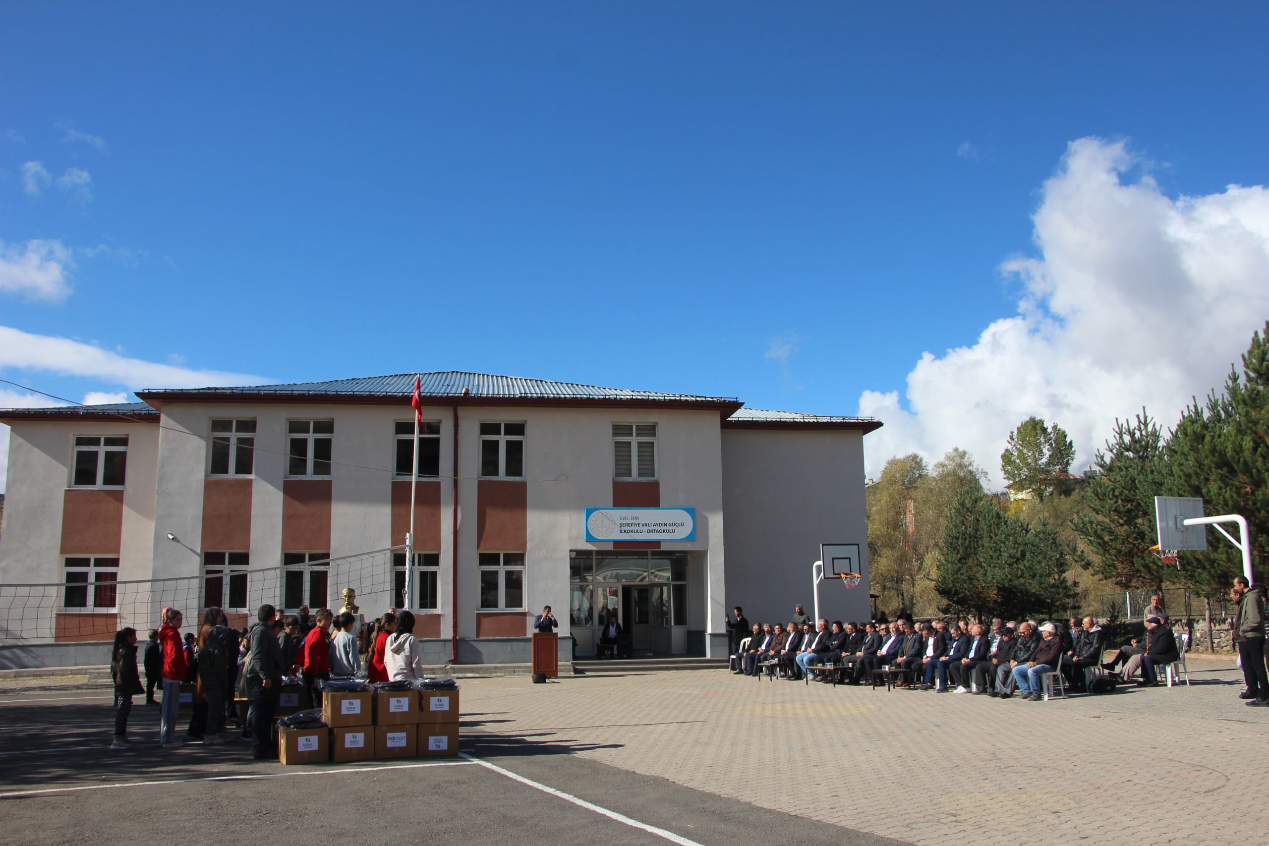 SİVAS (AA) – Sivas'ın Zara ilçesinde öğrencilere kıyafet ve kırtasiye