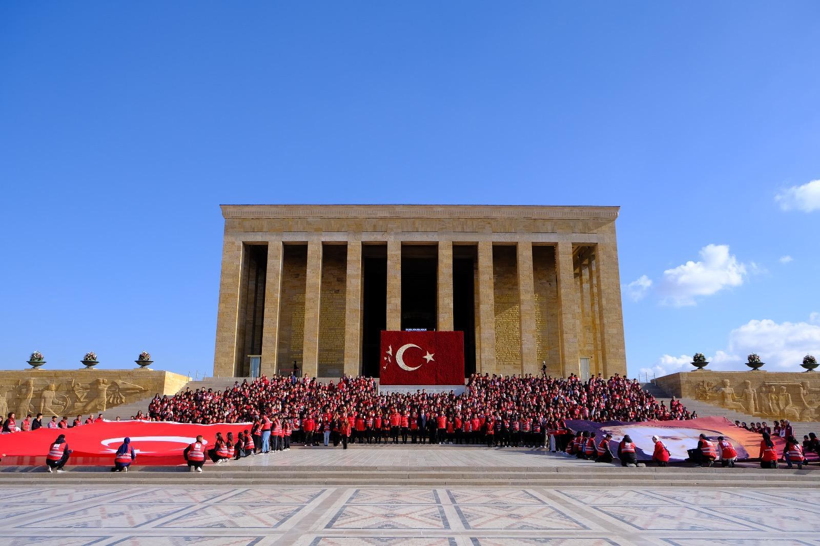 Türk Kızılayı genel merkezi ve Türkiye genelinde tüm şubeleri tarafından