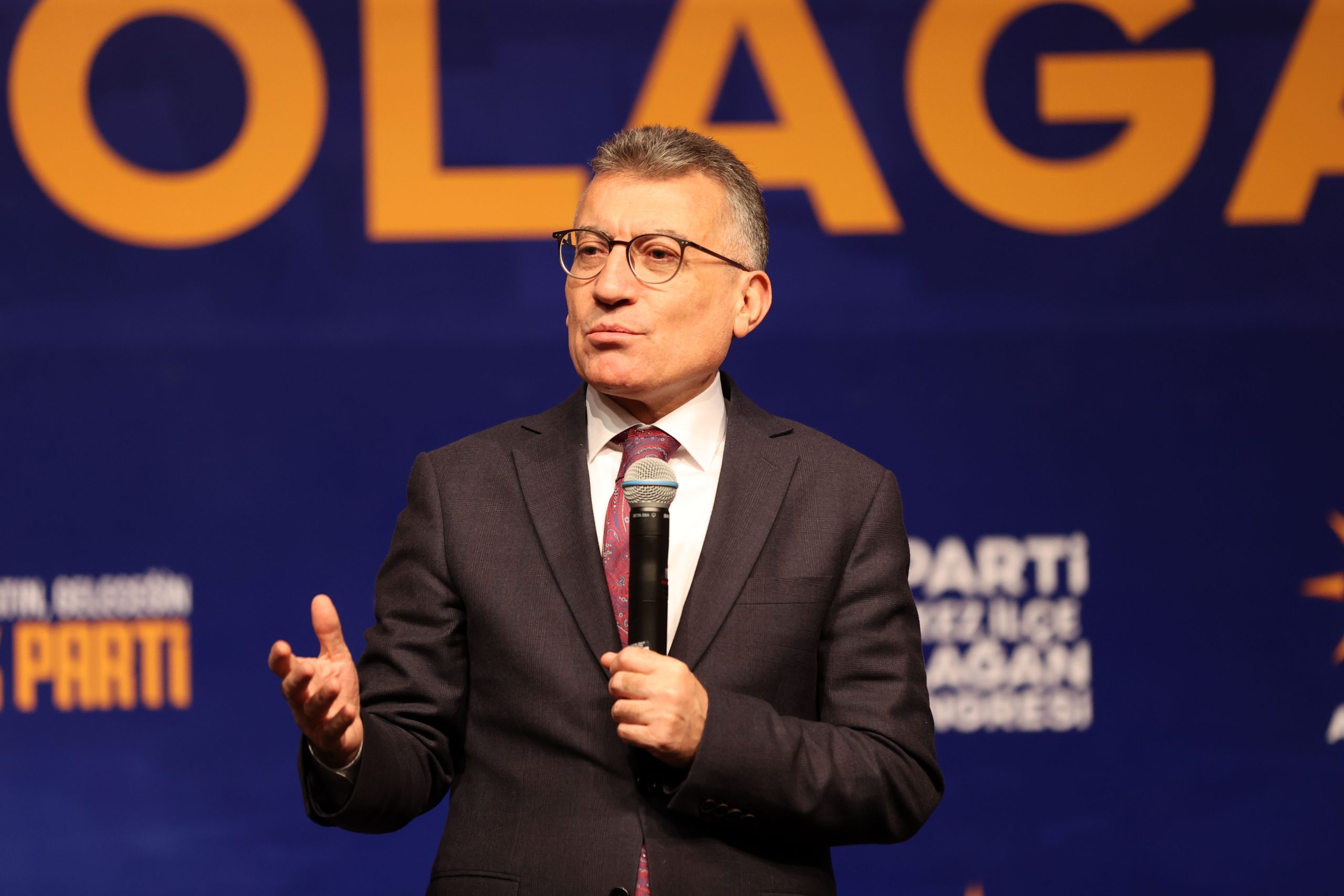 - "Bugün bütçemizin büyüklüğü 14 trilyon 800 milyar lira. Dolara