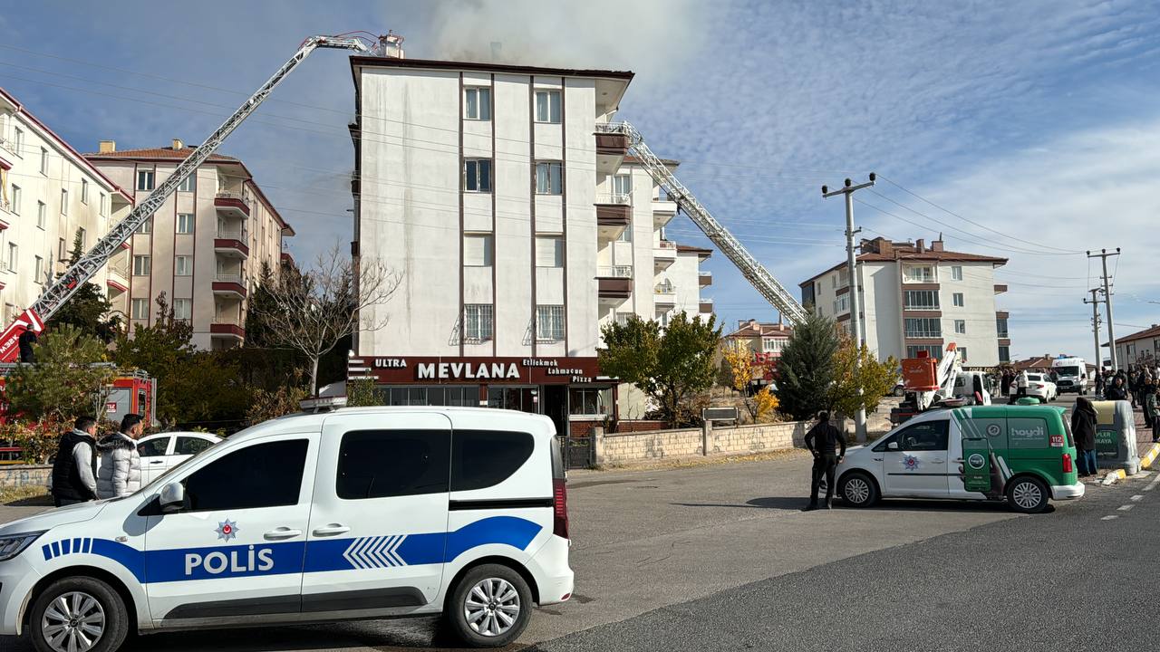 AKSARAY (AA) – Aksaray'da 5 katlı binanın çatısında çıkan yangın