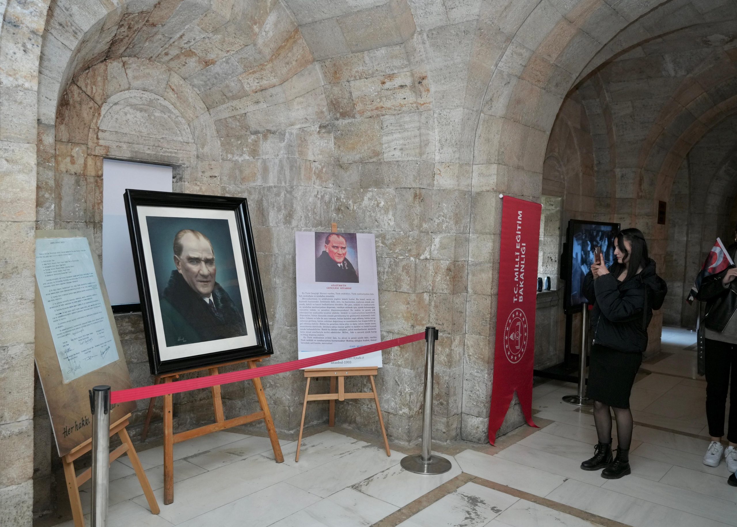 - Milli Eğitim Bakanlığınca düzenlenen "Orijinal Atatürk Portresi Sergisi"ndeki ders